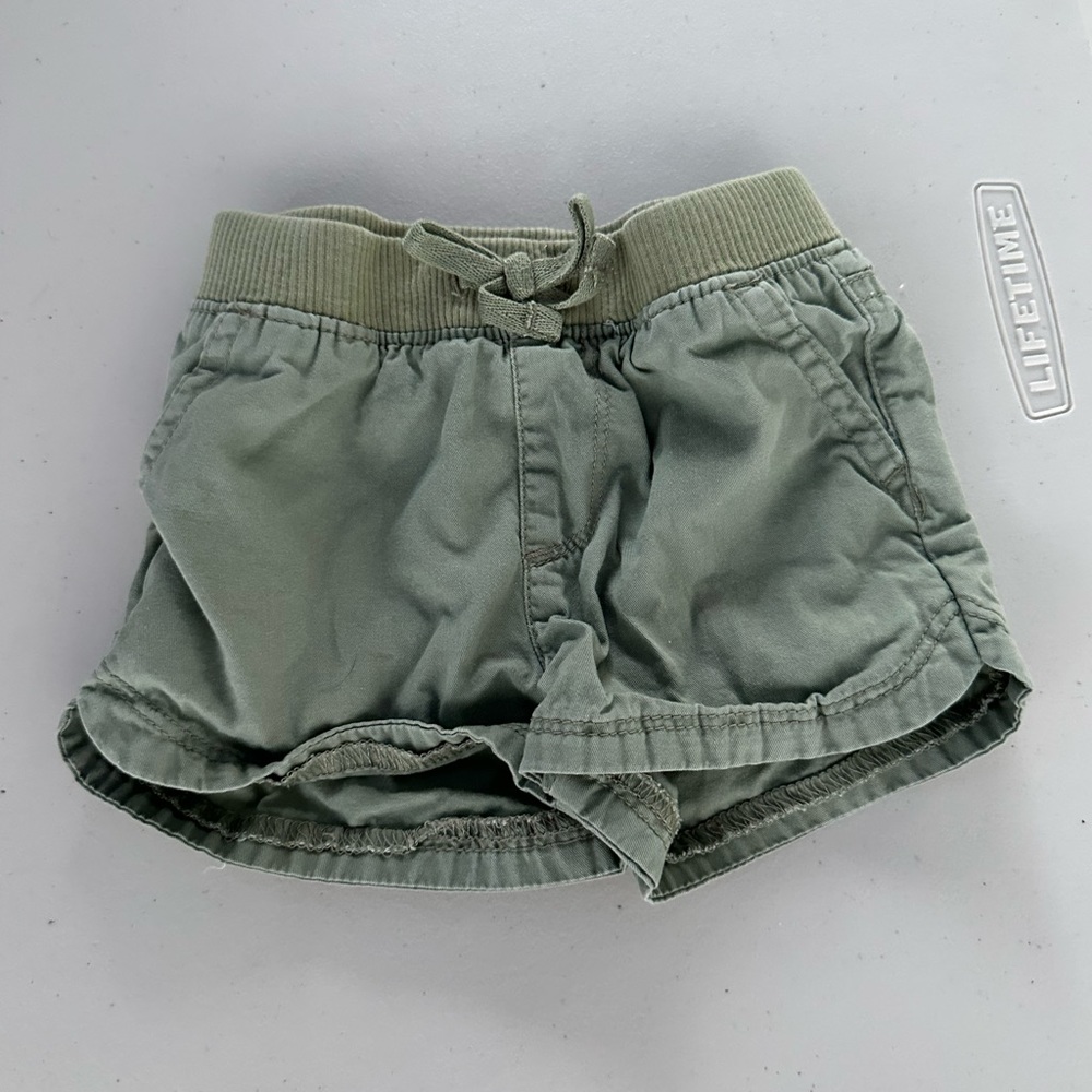 The children place baby girl shorts size 12-18 months